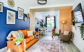 Coventry Contemporary House, 3 Double Beds, 3 Bathrooms, Free Parking, Sleeps 8, By Empower Homes
